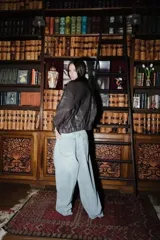 Campera tipo bomber de cuero sintético color marrón, con cuello clásico, cierre frontal completo y puños y ruedo elásticos.