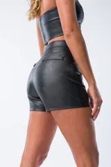 Short negro de cuero sintético de tiro alto con botón y cierre frontal.