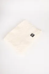Cuello de lana color crudo con diseño de rombos en relieve y etiqueta negra con logo de la marca.