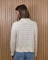 Cardigan de punto a rayas horizontales en tonos beige y tostado, con cuello camisero, cierre frontal de botones y mangas largas.