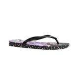 Ojotas Ipanema con base negra y tiras negras. Un pie tiene estampado de mariposas de colores y el otro de flores lilas.