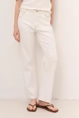 Pantalón de corte recto color caramelo, de tiro medio con bolsillos laterales y traseros, y presillas para cinturón.