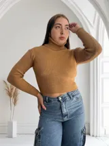Polera color camel de tejido de punto acanalado, con cuello alto y corte crop.