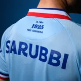 Camiseta de fútbol Umbro del Club Nacional de Football, modelo Away 3. Diseño celeste con detalles en azul y rojo en cuello y mangas. Incluye logo de Umbro, escudo del club y sponsor Antel en el frente.