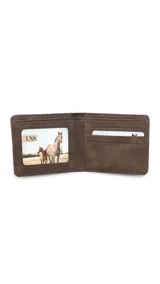 Billetera de cuero sintético color marrón oscuro, con diseño plegable y detalle de banda elástica decorativa con rayas horizontales en tonos beige y blanco en la parte frontal.