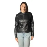 Campera negra símil cuero con cuello redondo, cierre frontal y bolsillos laterales con cierre.