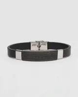 Pulsera para hombre con banda central de acero inoxidable grabada con diseño de guarda griega y laterales de cuerina negra texturizada.