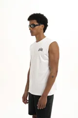 Musculosa blanca de algodón con logo estampado en el pecho.