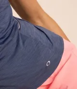 Remera deportiva azul de malla de poliamida, con cuello redondo, mangas cortas y corte alargado.