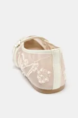 Zapato plano tipo bailarina color beige, con capellada de mesh bordado con flores y perlas. Tiene tira delantera con hebilla y punta redonda.