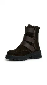 Bota de caña media en gamuza negra, con suela track dentada y tres correas horizontales con hebillas metálicas plateadas.