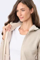 Campera de felpa con cierre frontal, capucha y detalle de parche de cuero sintético en la manga.