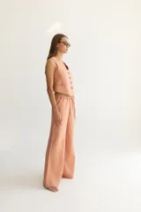 Pantalón de lino color salmón, de tiro alto, corte Oxford y cintura elastizada con cordón ajustable.