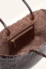 Cartera tote de cuero vacuno trenzado a mano, color bordó, de diseño espacioso con asas firmes.