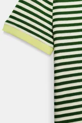 Camiseta de manga corta con diseño de rayas horizontales en color verde y blanco, con ribetes en tono verde claro en el cuello y los puños.