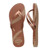 Sandalias tipo ojotas Havaianas con diseño de tiras finas y base con estampado de rayas horizontales en tonos rosados, rojizos y tierra.