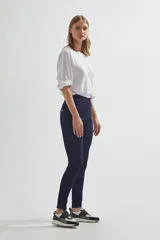 Jegging de jean oscuro tiro alto, con bolsillos traseros y cintura elástica.