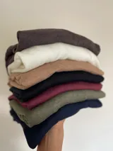 Remera de tejido fino con cuello redondo y mangas tres cuartos. Presenta un diseño minimalista y versátil, confeccionado en una mezcla suave de viscosa, angora y lana, con una caída natural que se adapta al cuerpo.