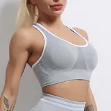 Top deportivo color borgoña con contorno y tirantes color durazno.