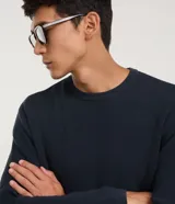 Suéter de punto para hombre, color celeste, con textura acanalada horizontal, cuello redondo y mangas largas con puños ajustados.