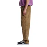 Pantalón de pana color marrón claro, con corte recto y cintura elástica con cordón ajustable.