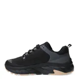 Championes deportivos de mujer con diseño de malla técnica en color negro, cordones al tono y suela robusta con relieve en color beige.