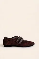 Championes de gamuza marrón oscuro con doble tira de cierre de velcro, costuras decorativas en tono rojizo y suela plana.
