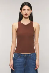 Musculosa slim de ribb de viscosa color marrón, con cuello redondo, sin mangas y bordado sutil en el delantero.