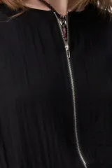 Campera negra corta con cierre frontal y mangas anchas.