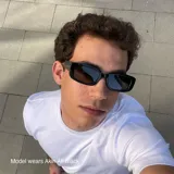 Lentes de sol rectangulares negros con lentes polarizadas alemanas con recubrimiento anti-scratch y superhydrophobic.