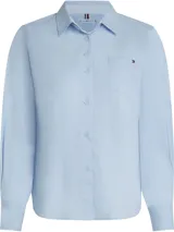 Camisa celeste de popelina de algodón BCI, corte clásico, manga larga con puños abotonados y bolsillo en el pecho con logo bordado de Tommy Hilfiger.