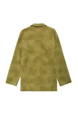 Chaqueta de manga larga color verde oliva con efecto gamuza, corte recto, cuello clásico, cierre frontal de botones y dos grandes bolsillos de parche delanteros.