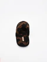 Pantuflas cerradas con estampado animal print tipo leopardo en tonos marrones y negros, con suela acolchada.