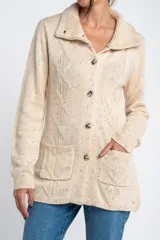 Cardigan beige con diseño de rombos en relieve, cuello con solapa y cierre frontal con botones.