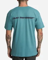 Remera de manga corta color verde agua, con cuello redondo y pequeño estampado gráfico circular en el pecho del lado izquierdo.