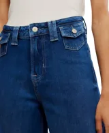 Jeans de mezclilla azul claro con corte palazzo extremadamente ancho y tiro alto. Presentan un efecto degradado o teñido que oscurece el color hacia los bajos de las piernas.