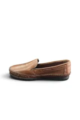 Mocasines de cuero marrón Pierre Bogalle, diseño clásico con costuras visibles alrededor de la puntera y suela plana.