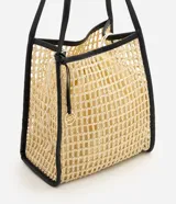Cartera tipo shopper confeccionada en paja trenzada de color beige con detalles en negro, asas de hombro de poliuretano y compartimento interior con cierre de cordón ajustable.