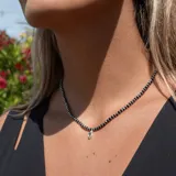 Collar de plata 925 con piedras de espinela negra y dije de labradorita en forma de gota.