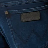 Pantalón de jean Wrangler modelo River, de corte recto, color azul oscuro.