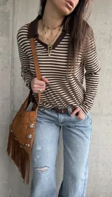Remera de manga larga a rayas horizontales en tonos marrón y beige, con cuello polo contrastante.