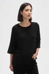 Remera de viscosa con textura acanalada, cuello redondo y mangas 3/4. Presenta un corte holgado y fluido.