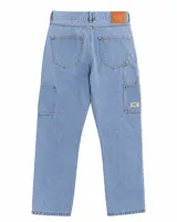 Jean carpintero de corte regular fit, confeccionado en denim de algodón color azul claro con lavado lightwash. Presenta diseño utilitario con bolsillos laterales funcionales, costuras reforzadas y detalles metálicos en color cobre.