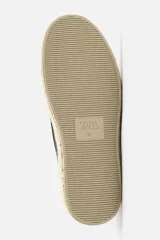 Mocasín casual azul marino de piel serraje con detalle de borlas en el empeine y suela recubierta de yute.