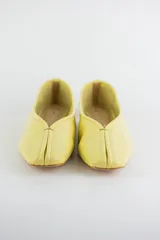 Mocasines de cuero metalizado color gris, con diseño de punta cuadrada y costura central fruncida en la capellada.