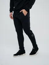 Pantalón jogger deportivo Umbro para hombre, de color negro, corte ajustado, con bolsillos laterales y cintura elástica con cordón ajustable.