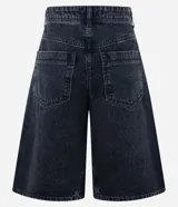 Bermuda jorts de jeans con trabillas en la cintura, cierre tradicional, bolsillos y recortes.