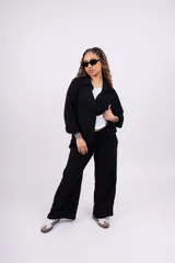 Pantalón palazzo negro de corte amplio.