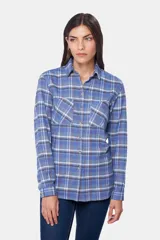 Camisa holgada a cuadros en tela de sarga, con cuello clásico, cierre frontal con botones y mangas largas con puños abotonados.