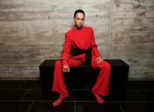 Pantalón de vestir rojo de corte recto y tiro medio, confeccionado en poliéster.